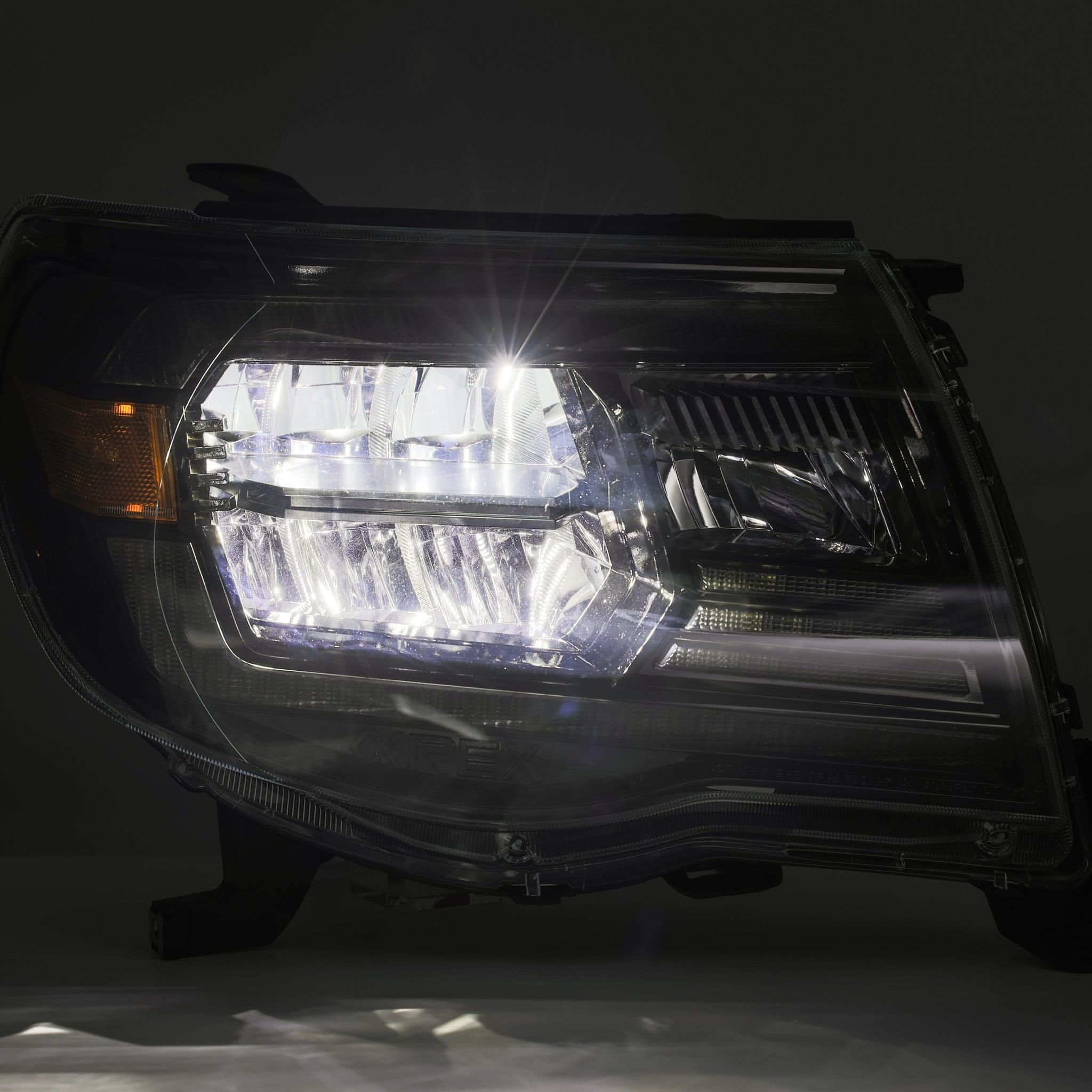 Lux_Alectoページ 05-11 Toyota Tacoma LUXX-Series LED Crystal Headlights Alpha