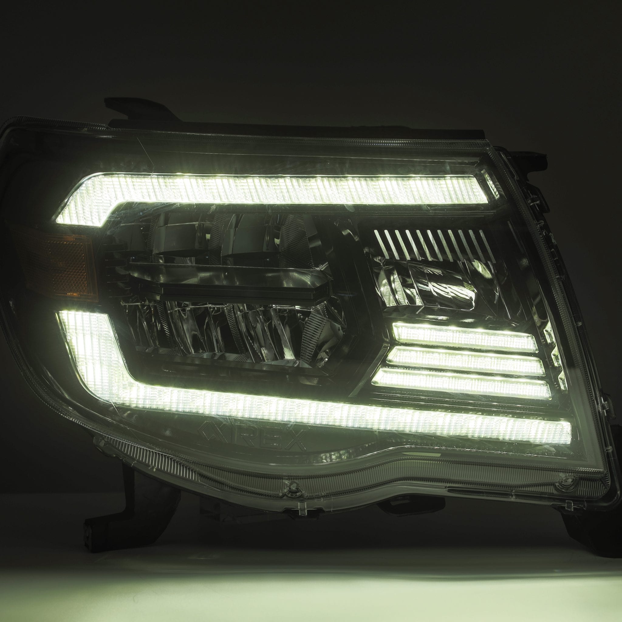 Lux_Alectoページ 16-23 Toyota Tacoma LUXX-Series LED Crystal Headlights Alpha
