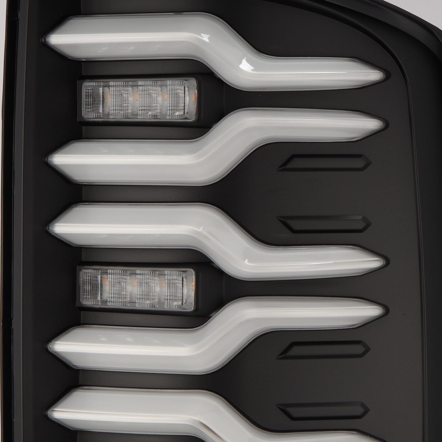 14-18 GMC Sierra 1500/2500HD/3500HD LUXX-Series LED Tail Lights