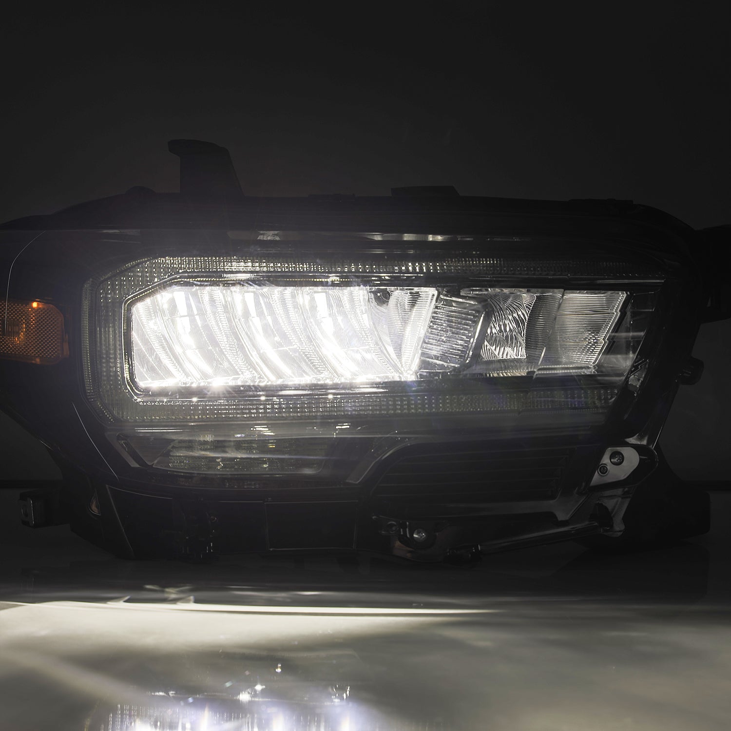 Lux_Alectoページ 16-23 Toyota Tacoma LUXX-Series LED Crystal Headlights Alpha