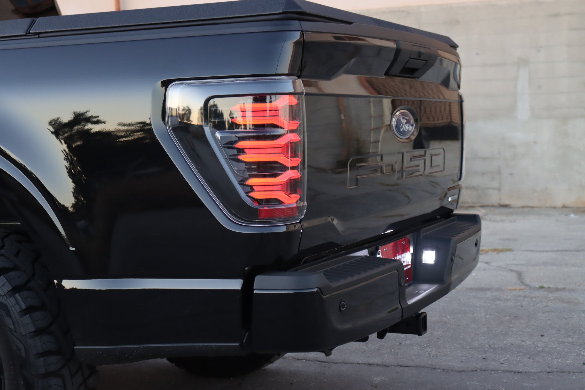 Ford Luton Rear Light 21-23 Ford F150 LUXX-Series LED Tail Lights Black-Red | AlphaRex